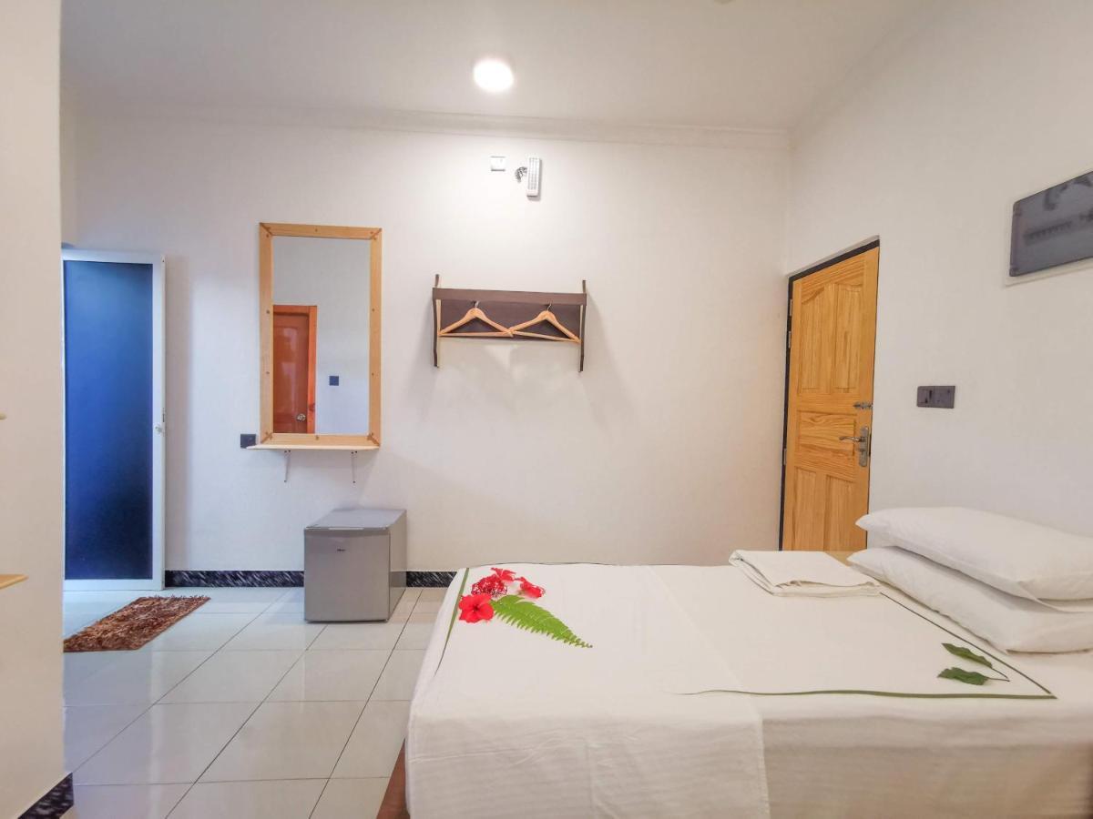 Sky Inn Thoddoo Exterior foto